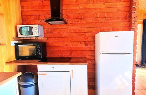 Calviac Villa | Cabri'Lodge: 4-Room, Sleeps 7–9, Air-Conditioned + TV