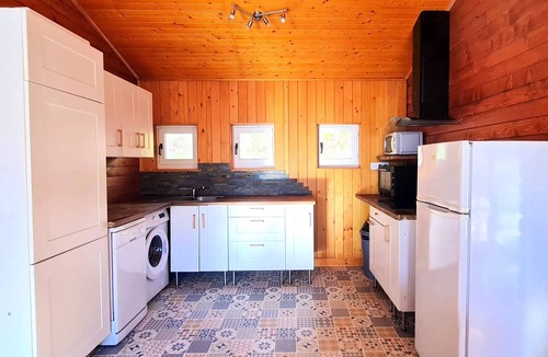 Calviac Villa | Cabri'Lodge: 4-Room, Sleeps 7–9, Air-Conditioned + TV