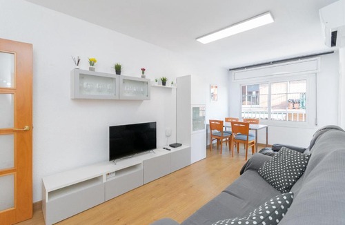 Cornella de Llobregat Apartment | Cadillac 3 hab AC BCN cerca Airport Parking Tram