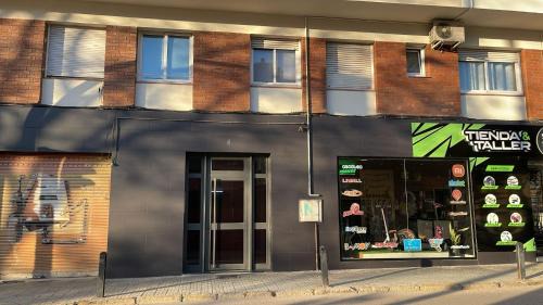 Cornella de Llobregat Apartment | Cadillac Parking Gratis AC 2 Estancias Cerca Barcelona Metro Tram Aeropuerto