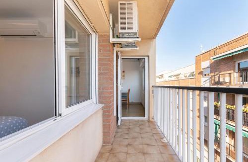 Cornella de Llobregat Apartment | Cadillac Parking Gratis AC 2 Estancias Cerca Barcelona Metro Tram Aeropuerto