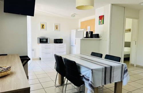 Cambo-les-Bains Apartment | Cambo : T2 Confortable avec Wifi et Parking - FR-1-495-72