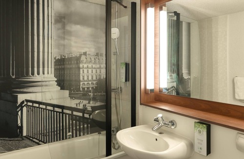 Saint-Laurent-de-Mure Hotel | Campanile NATURE - Lyon Airport