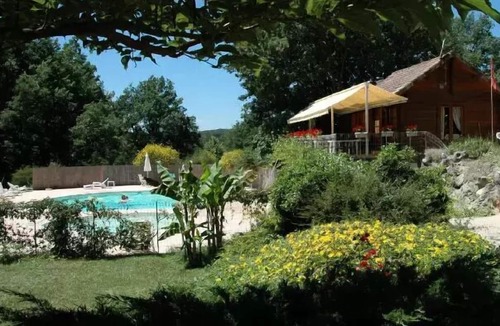 Saint-Cirq-Lapopie Ski Chalet | Camping La Truffière*** - Chalet Ombrage 3 rooms 6 persons view on the swimming pool and games