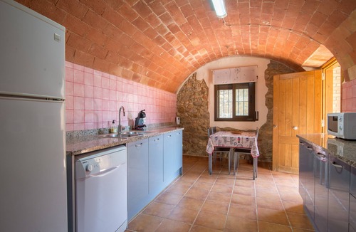 Garrigoles House | Can Cometes les Olives – Comfortable Holiday Home with Terrace and BBQ