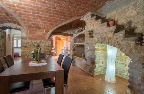 Garrigoles House | Can Cometes les Olives – Comfortable Holiday Home with Terrace and BBQ
