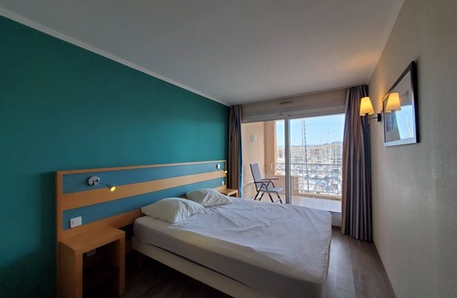 Frejus Port Apartment | CAP HERMES T2 air-conditioned, WIFI, 40m2 with balcony view Port 4 People Parking in the basement
