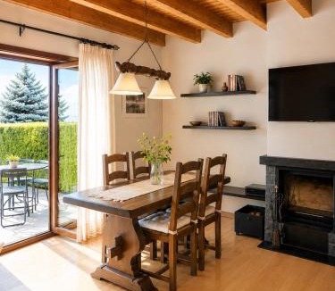 Estavar Ski Chalet | Casa con jardín privado y piscina junto a Llívia