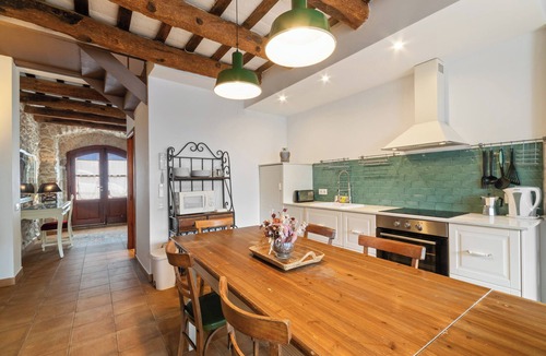 Sant Pere de Ribes House | Casa con patio, piedra y luz natural