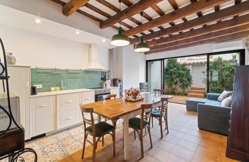 Sant Pere de Ribes House | Casa con patio, piedra y luz natural
