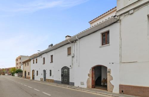 Sant Pere de Ribes House | Casa con patio, piedra y luz natural