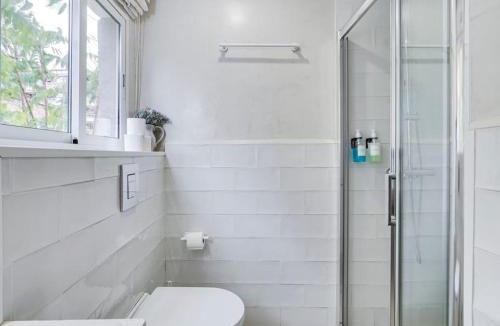 L'Hospitalet de Llobregat Apartment | Casa Jasmin cosy 4 bedroom house with terrace