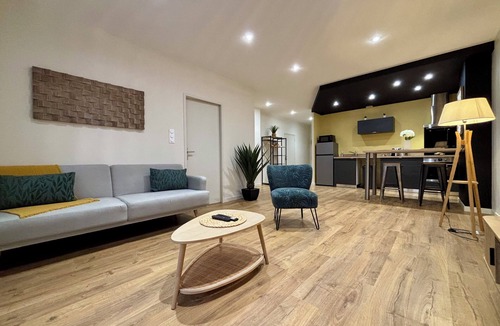 Brive-la-Gaillarde Apartment | Casa Koenig - T2 spacieux & Terrasse en hyper-centre