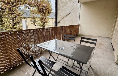 Brive-la-Gaillarde Apartment | Casa Koenig - T2 spacieux & Terrasse en hyper-centre