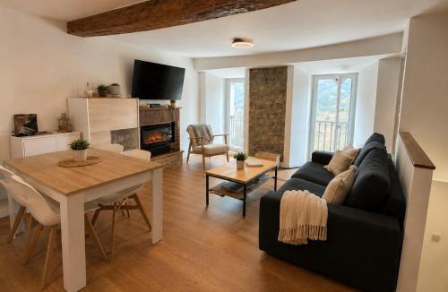 Saillagouse House | Casa restaurada 8 pax, BBQ Chillout , 2 terrazas