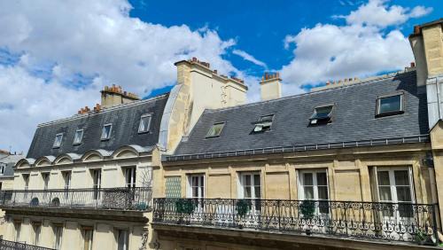 Les Halles Apartment | Casalionelparis 1820 Flat with elevator, Queen bed, portable AC, near Le Louvre