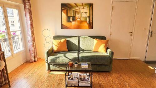 Les Halles Apartment | Casalionelparis 1820 Flat with elevator, Queen bed, portable AC, near Le Louvre