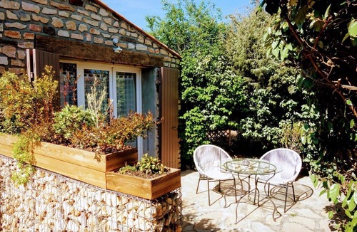 Gras Bed & Breakfast | Cayenne Guest Room with Shared Garden, Wi-Fi, and Air Conditioning
