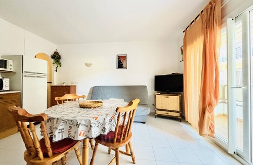 Roses Town Center Apartment | Central apartment with terrace and parking in Ciutadella