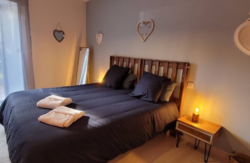 Soulages Bed & Breakfast | “Cézallier” Guest Room with Private Terrace and Jacuzzi