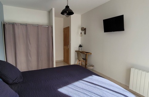 Soulages Bed & Breakfast | “Cézallier” Guest Room with Private Terrace and Jacuzzi