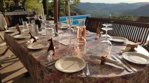 Bassignac-le-Bas Bed & Breakfast | Château de Chauvac - Chambres et table d'hôtes avec vue sur la rivière