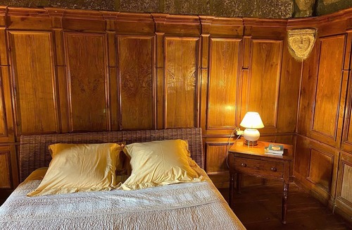 Saint-Martin-sous-Vigouroux Bed & Breakfast | Chambre Evêque Guest Room