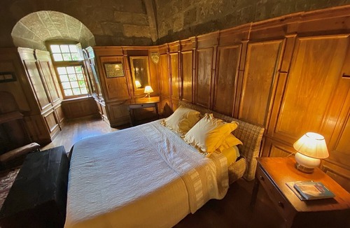 Saint-Martin-sous-Vigouroux Bed & Breakfast | Chambre Evêque Guest Room