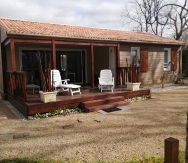Labouheyre Ski Chalet | Chalet 19 Cosy bord de Lac, dans domaine avec piscine couverte accueil 4 voyageurs LOUMAELOU