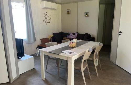 Labouheyre Ski Chalet | Chalet 19 Cosy bord de Lac, dans domaine avec piscine couverte accueil 4 voyageurs LOUMAELOU