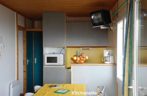 Blavignac Ski Chalet | Chalet 'Aster Pour 12 Prix Weekend' with Mountain View, Shared Pool and Wi-Fi