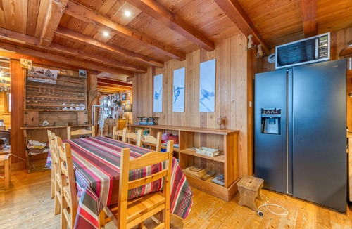 Villard-Reculas Ski Chalet | Chalet 'Belledonne' with Mountain View, Private Terrace and Wi-Fi