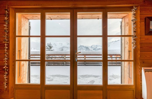 Villard-Reculas Ski Chalet | Chalet 'Belledonne' with Mountain View, Private Terrace and Wi-Fi