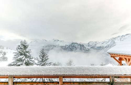 Villard-Reculas Ski Chalet | Chalet 'Belledonne' with Mountain View, Private Terrace and Wi-Fi