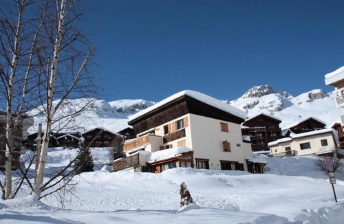 Les Almes Ski Chalet | Chalet Bobech - chalet traditionnel, terrase plein sud MAE-3383