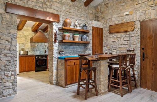 Querol Ski Chalet | Chalet "Casa de Pedra" with Mountain View, Shared Pool & Wi-Fi