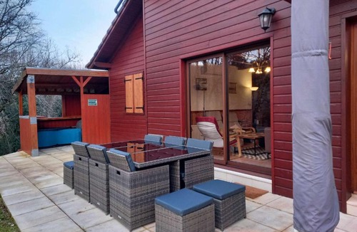 Lachapelle-Auzac Ski Chalet | Chalet cosy au vert pour 6 avec piscine et Wi-Fi, proche Souillac - FR-1-828-3