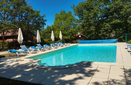 Lachapelle-Auzac Ski Chalet | Chalet cosy au vert pour 6 avec piscine et Wi-Fi, proche Souillac - FR-1-828-3