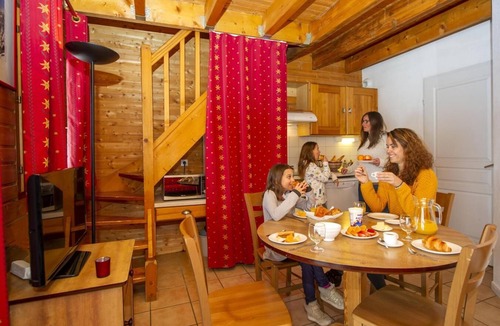 Le Grand Domaine Ski Chalet | Chalet, 200m from ski slopes, swimming pool, sauna, balcony, tv, ski locker, 50m²