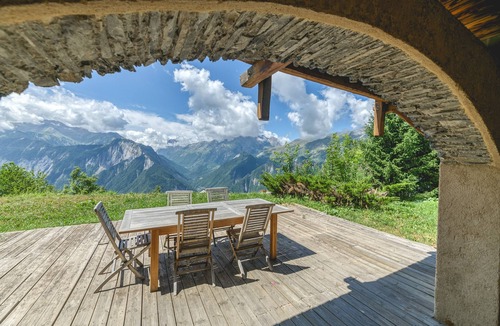 Villard-Reculas Ski Chalet | Chalet 'Gabbro- Moderne Tout Confort' with Mountain View, Private Terrace and Wi-Fi