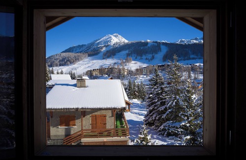 Montgenevre Ski Chalet | Chalet Isatis - luxury, space & doorstep skiing