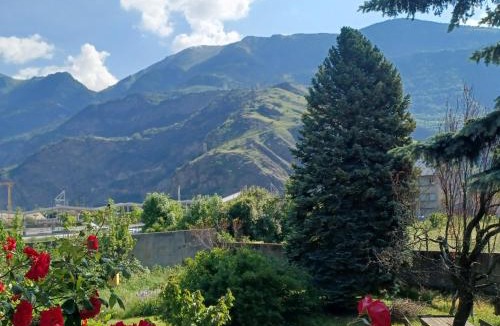 Saint-Jean-de-Maurienne Bed & Breakfast | Chalet Les Cols - Chambres avec terrasse & jardin - proche de la nouvelle gare