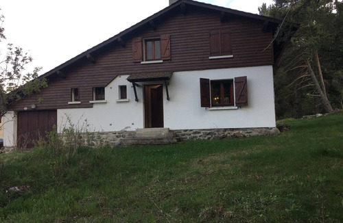 Formigueres Ski Chalet | Chalet 'Les Iris' with Mountain View and Private Garden