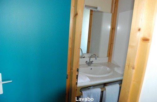 Blavignac Ski Chalet | Chalet 'Lilas Pour' with Mountain View, Shared Pool and Wi-Fi