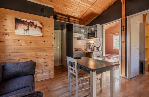 Roquefeuil Ski Chalet | Chalet Montana 1 – 4 Guests with Private Terrace and Wi-Fi