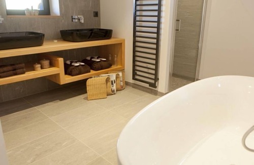 Bourg-Saint-Maurice Ski Chalet | Chalet Skis Aux Pieds| Piscine, Sauna & Jacuzzi