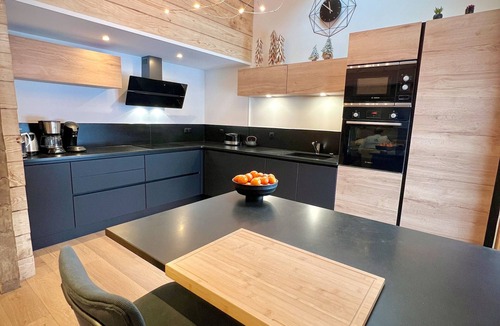 Mont-de-Lans Ski Chalet | Chalet 'Valentine' with Mountain View, Private Terrace and Wi-Fi