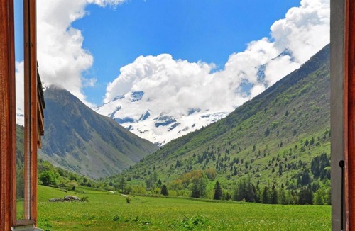 Champagny-en-Vanoise Ski Chalet | Chalet, wifi, terrace, fireplace or stove, parking, 130m², Champagny-en-Vanoise