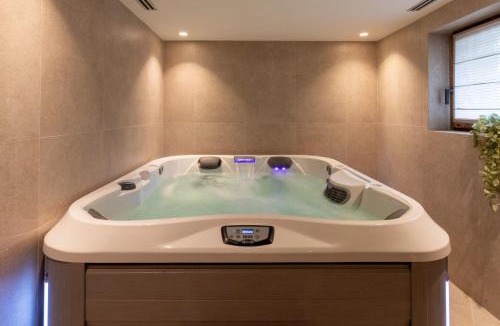Meribel Ski Chalet | Chalet Yolo with Pool and Spa