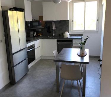 Boutonnet House | Chambre avec salle d'eau privée dans appartement partagé 200 m du tram